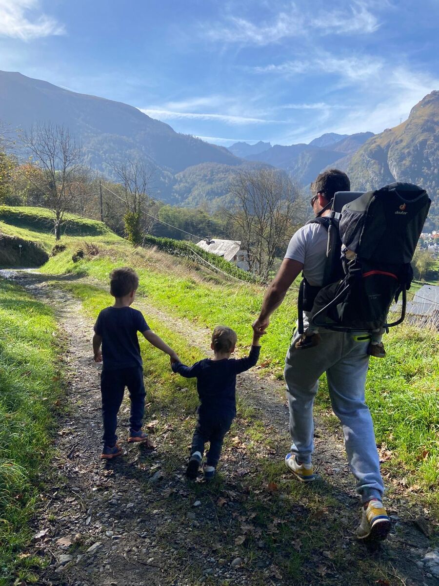 Famille en balade face aux montagnes