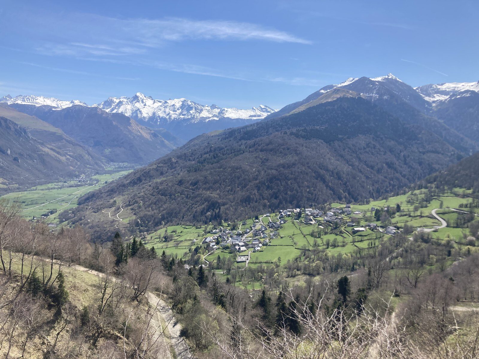 Vue sur la vallée et le village depuis les hauteurs, en été