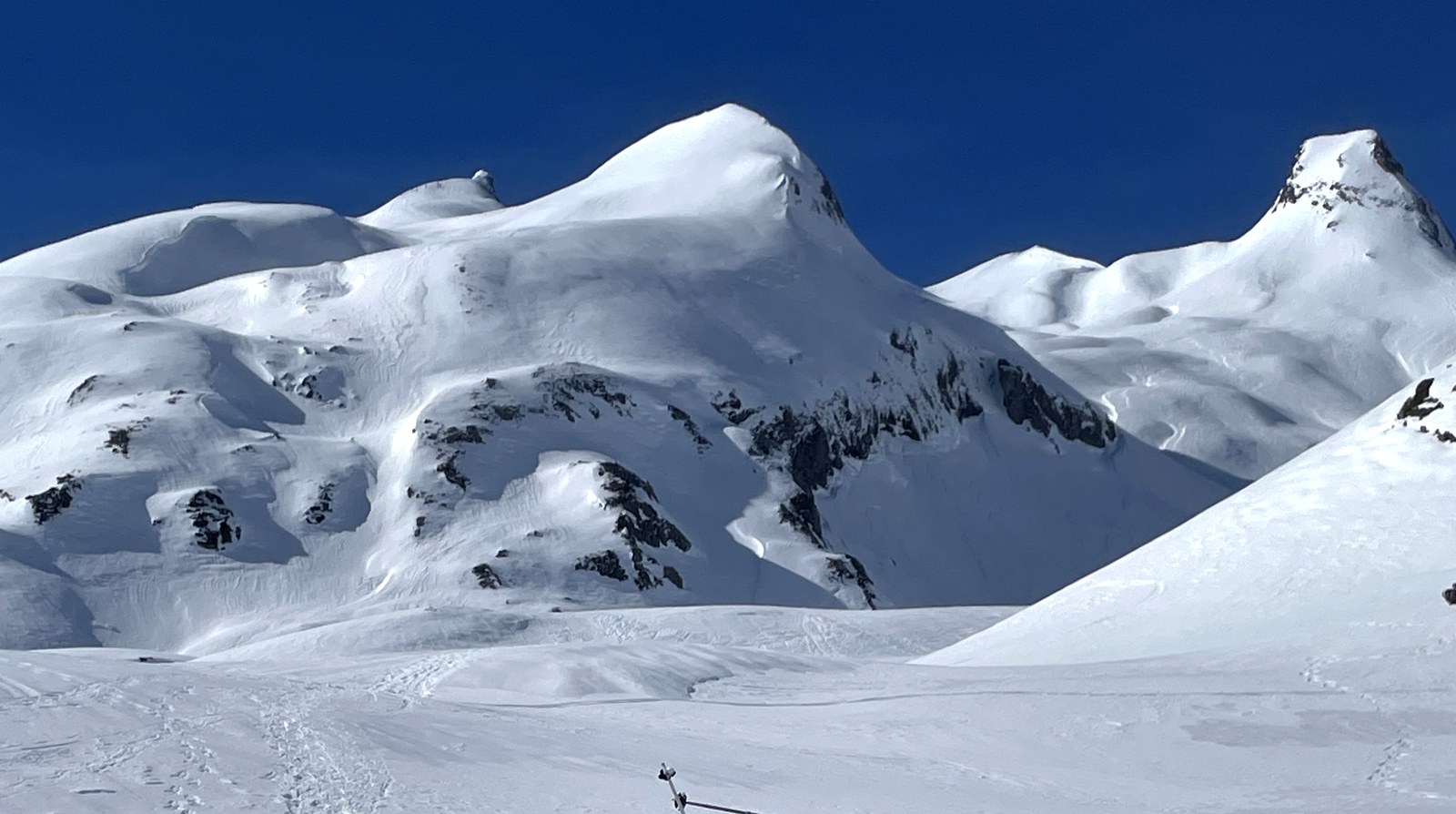 Randonnée à ski dans les Pyrénées enneigées, en hiver