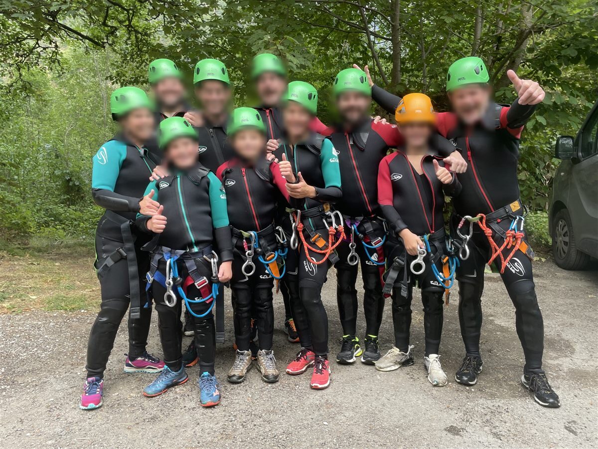 Sortie canyoning en famille dans la vallée d'Ossau, groupe en combinaison néoprène