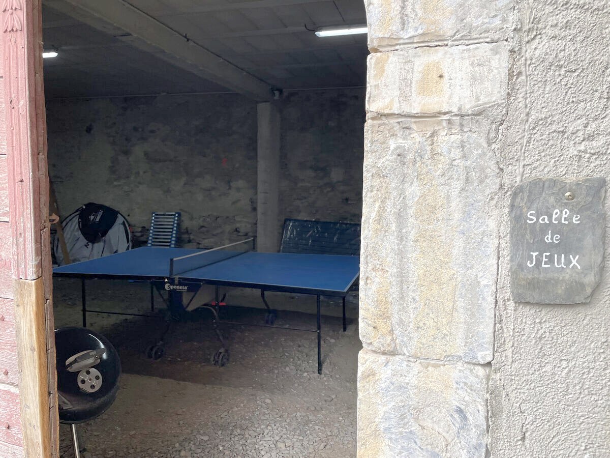 Salle de jeux avec ping-pong