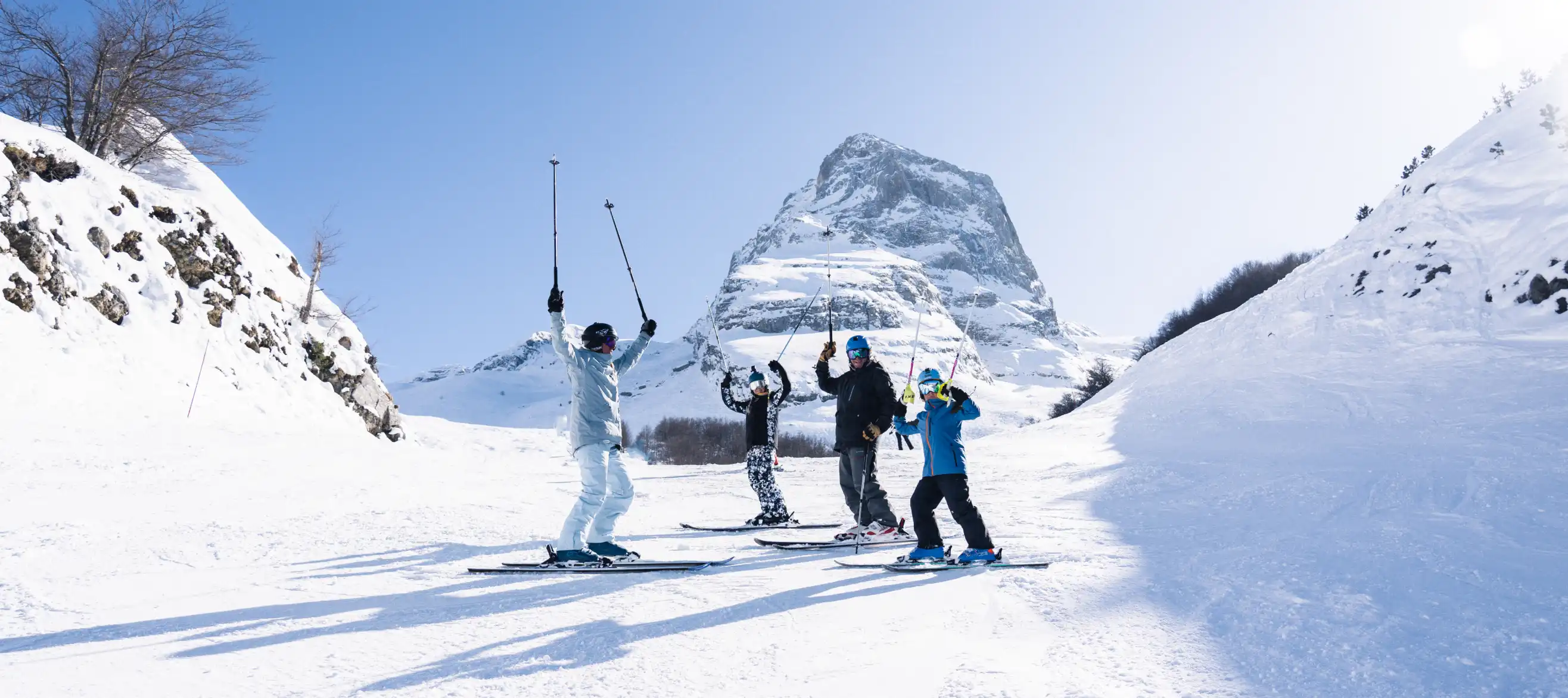 Famille au ski à Gourette — front de neige avec le Pic de Ger