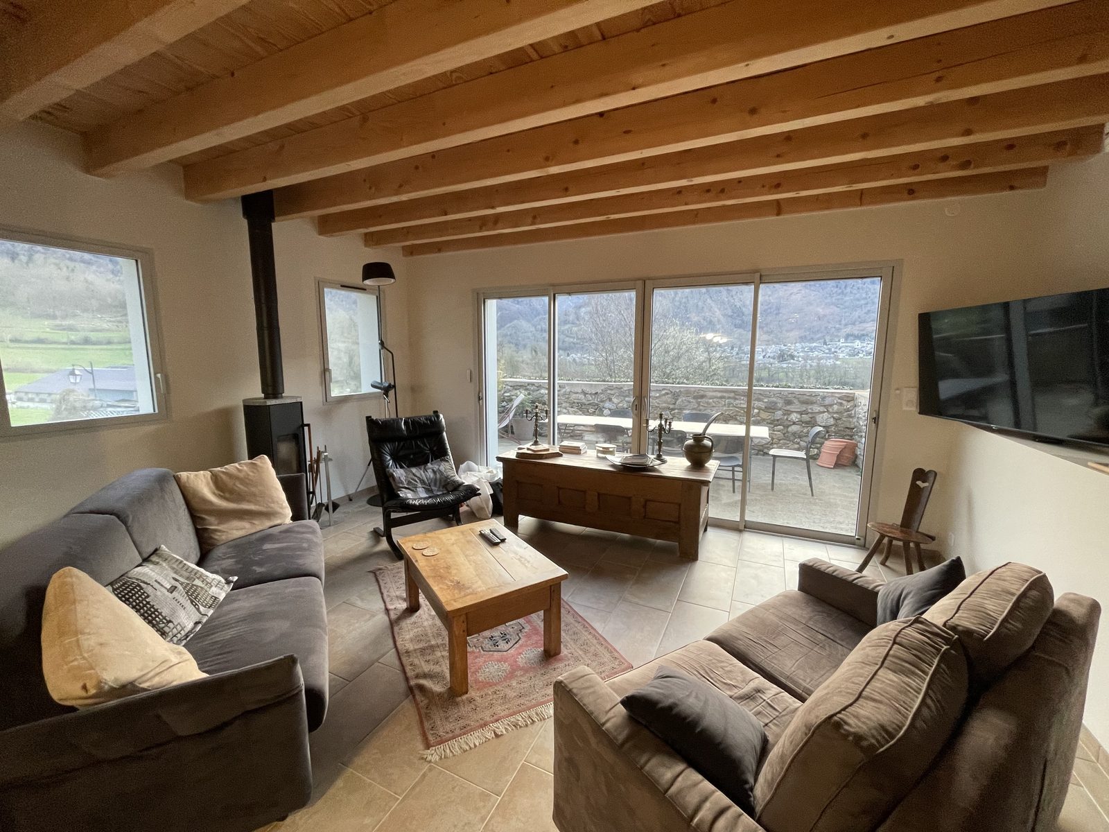 Salon de notre maison avec vue sur la vallée