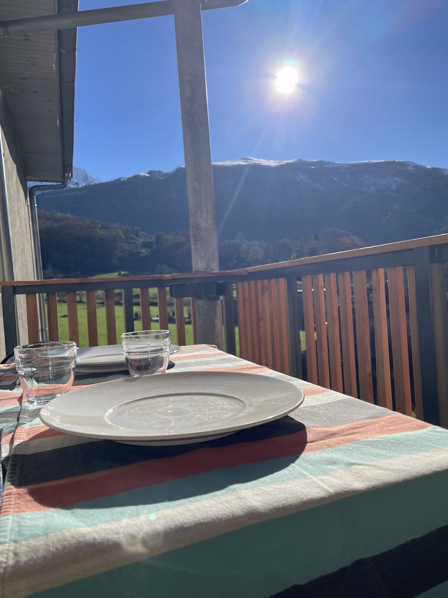 Balcon du petit gîte avec vue montagne