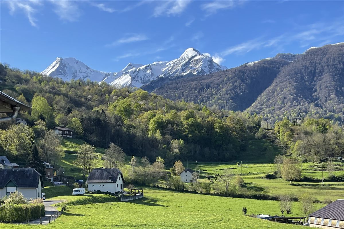 Vue sur la vallée et les sommets enneigés depuis la propriété