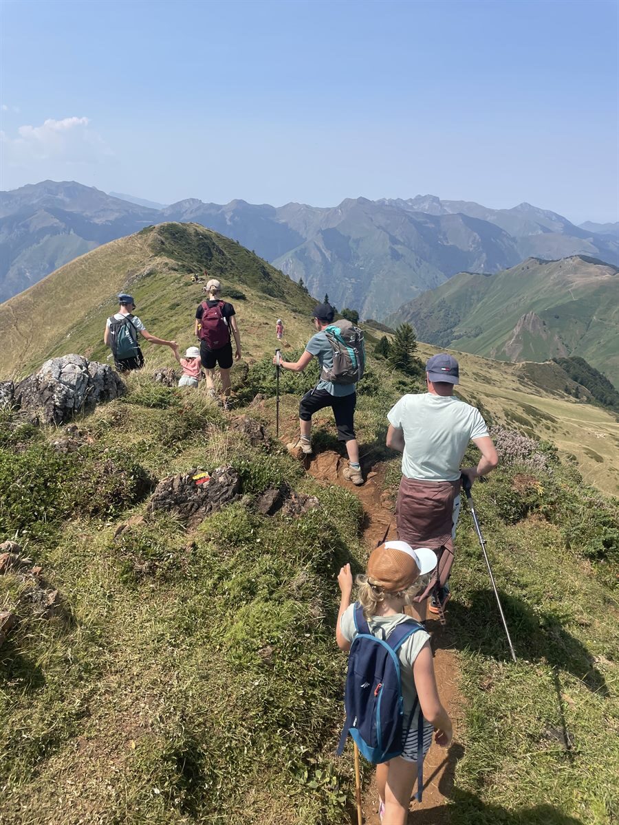 Randonnée en famille sur une crête avec vue panoramique sur les Pyrénées