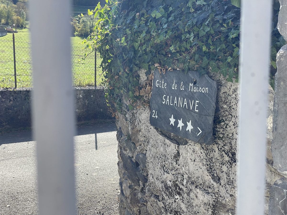 Écriteau en ardoise « Gîte de la Maison Salanave » à l'entrée