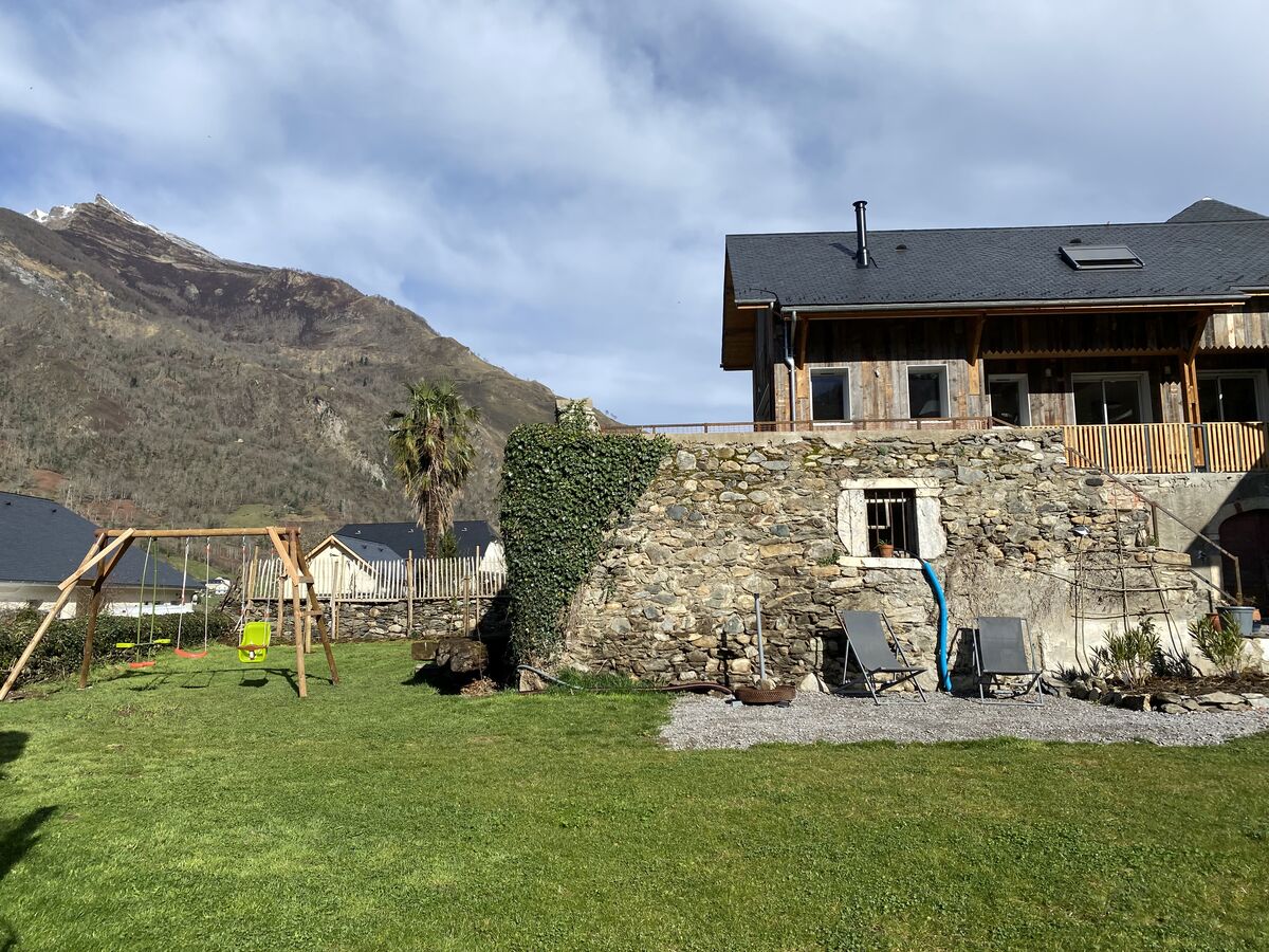 Jardin sécurisé avec jeux pour enfants