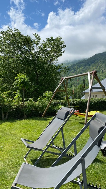Balançoire et transats dans le jardin