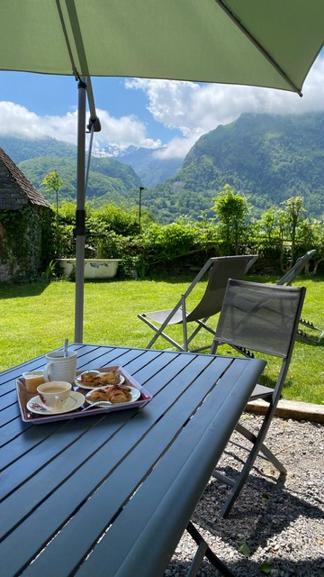 Petit-déjeuner au jardin avec vue sur les montagnes