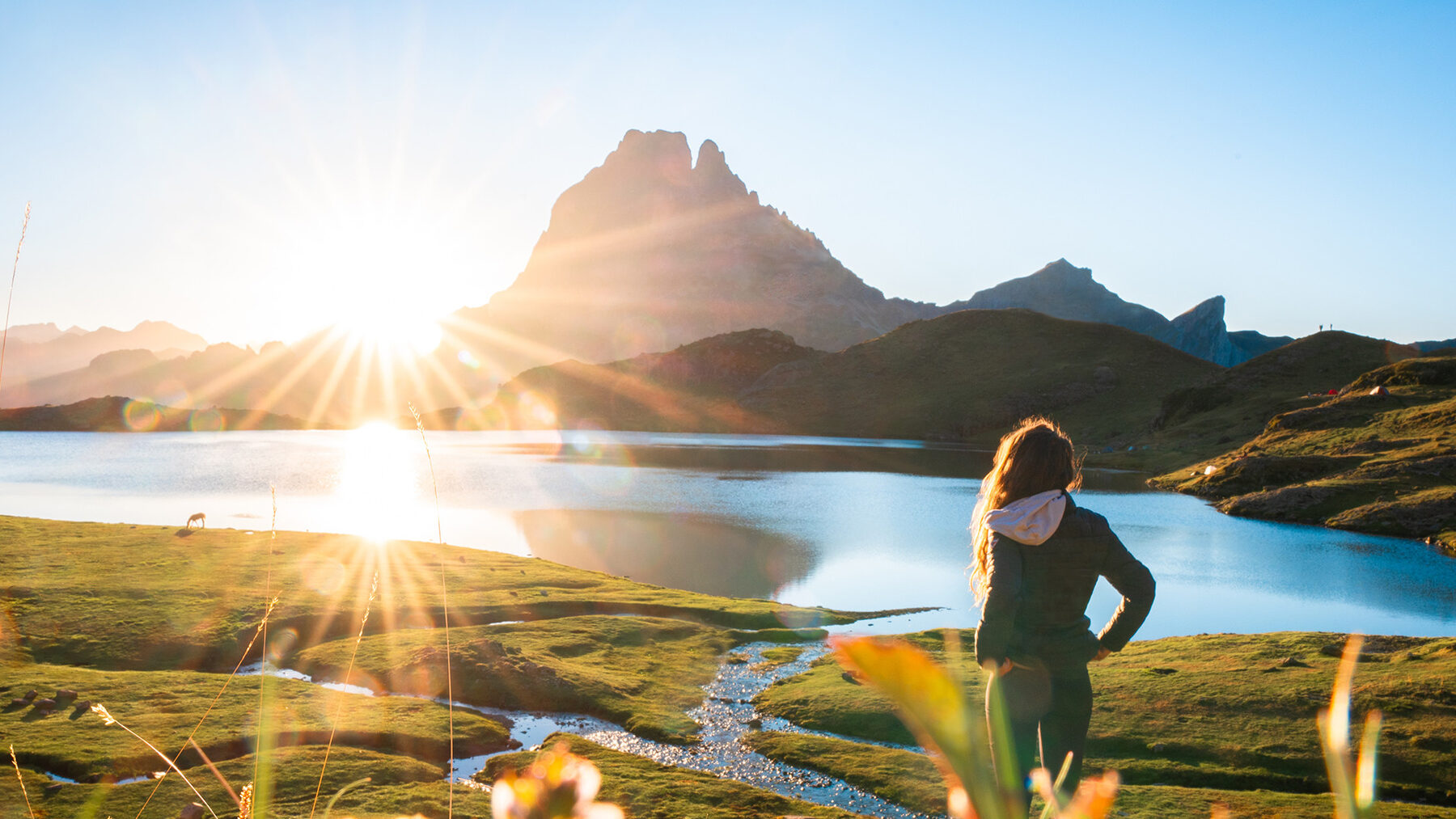 Lacs d'Ayous face au Pic du Midi d'Ossau au lever de soleil