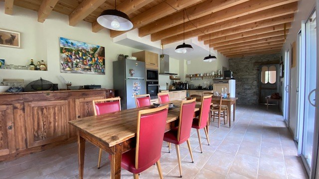 Grande pièce de notre maison, salle à manger et cuisine ouverte