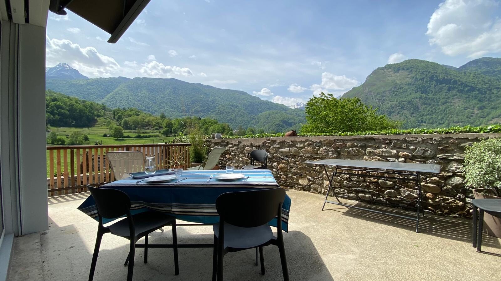 Terrasse de notre maison avec table