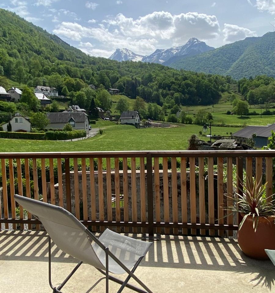 Transat en terrasse avec vue sur les montagnes