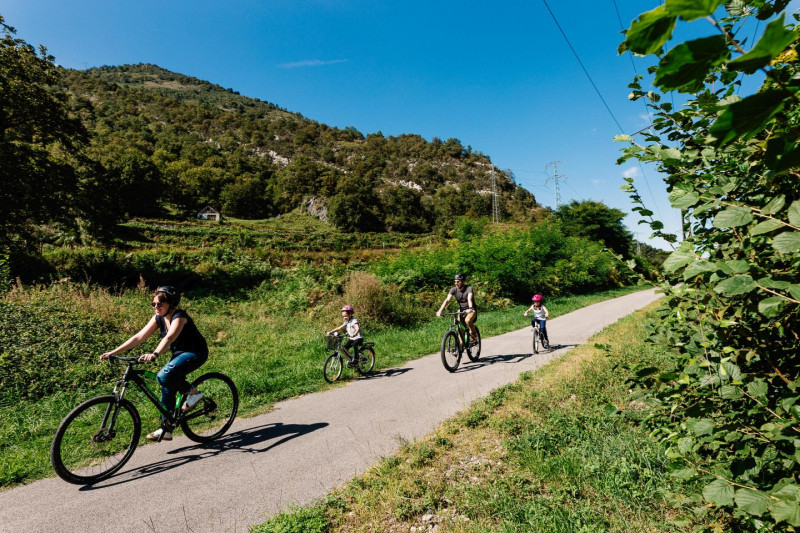 Voie verte de la Vallée d'Ossau — famille à vélo